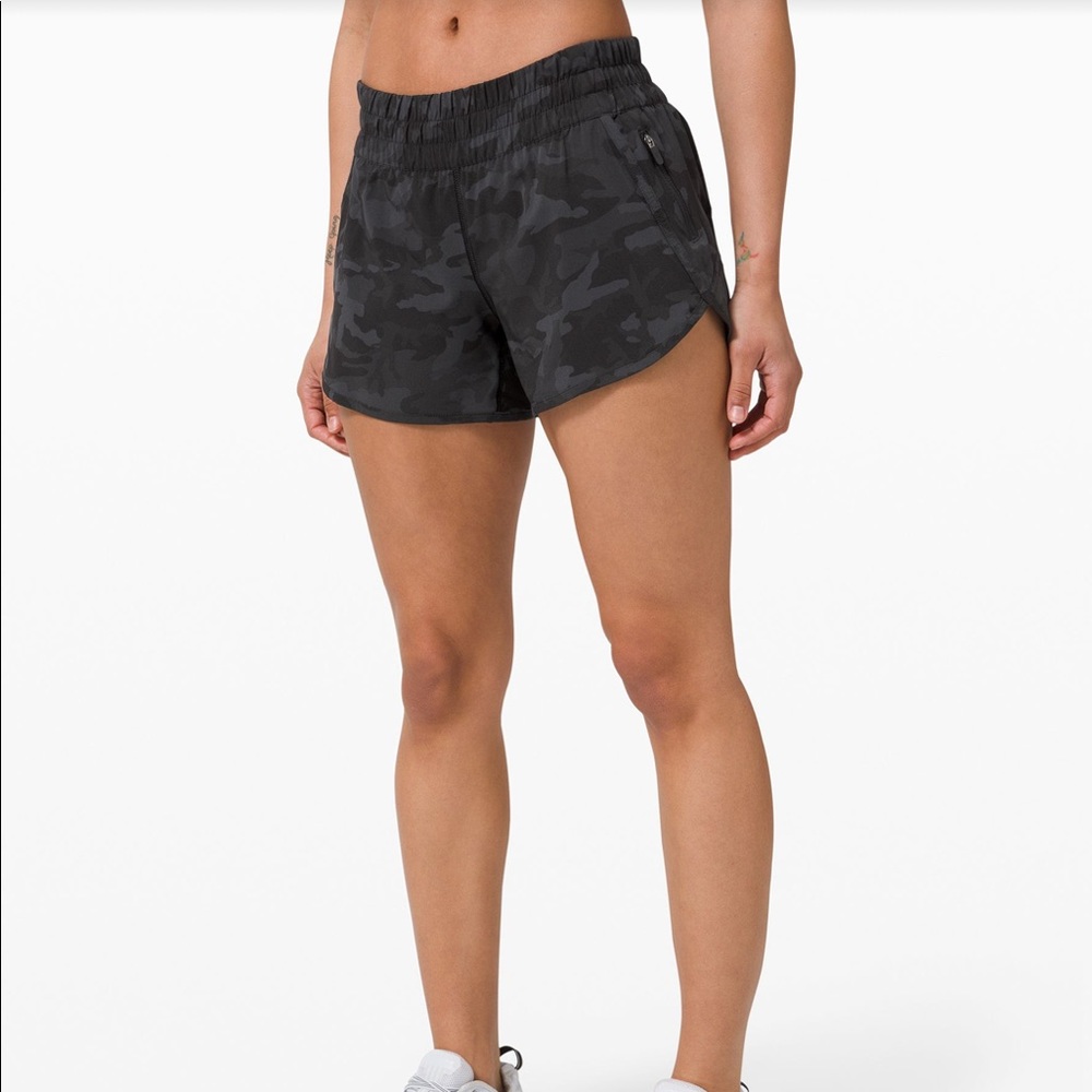 Lululemon tracker short 4” black camo print size 8